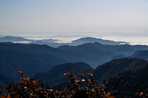 藤里駒ヶ岳山頂 雲海と山並みの絶景の写真