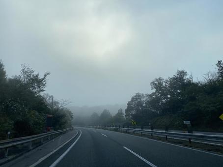 早朝の朝日と霧の出ている高速道路 道路,朝焼け,霧の写真素材