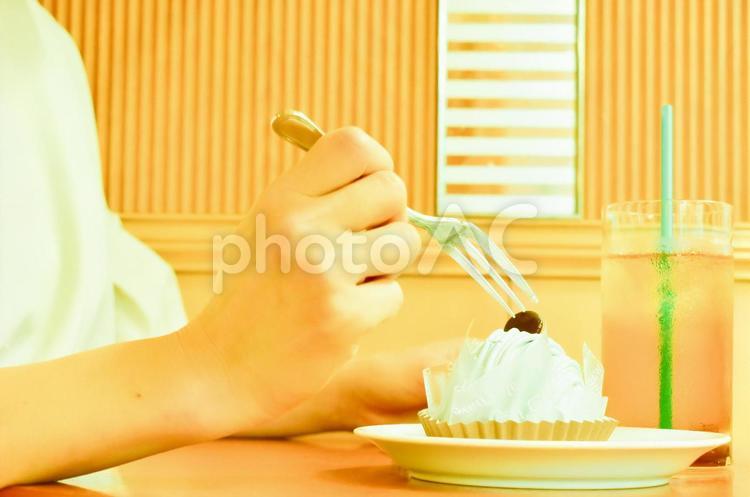 カフェでくつろぐ女性2 カフェ,女性,喫茶店の写真素材