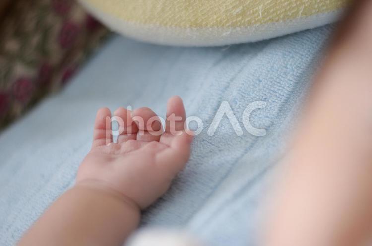 寝ている赤ちゃんの小さい手 手,赤ちゃん,小さいの写真素材
