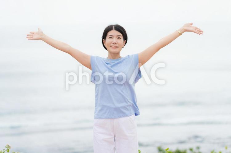 自然の中にいる女性の健康イメージ 女性,健康,元気の写真素材