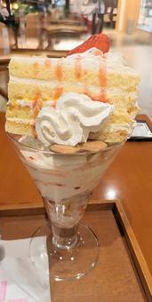 ショートケーキパフェは王道パフェ ショートケーキパフェは王道パフェ 食べ物,ケーキパフェ,ショートケーキの写真素材