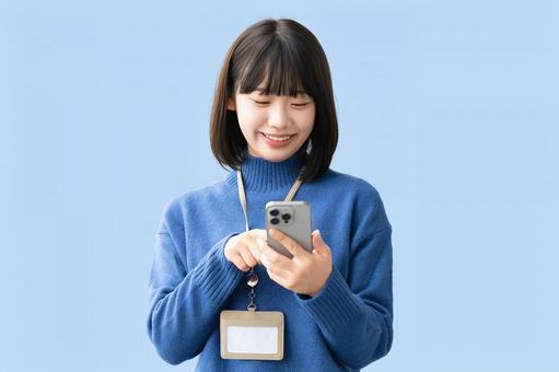 スマホを使う笑顔の女性・ビジネスウーマン スマホを使う笑顔の女性・ビジネスウーマン 女性,スマホ,スマートフォンの写真素材