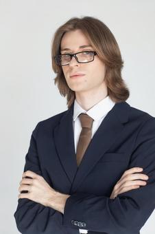 カメラ目線で腕組みをするスーツにメガネの男性 男性,外国人,欧米人の写真素材