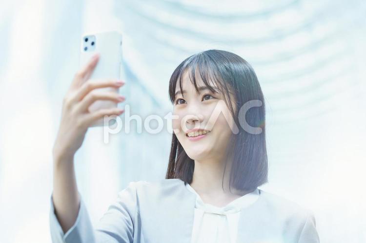 スマートフォンを操作するビジネスウーマン 女性,スマホ,ビジネスの写真素材