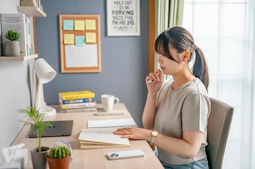 勉強する女子学生 勉強する女子学生 勉強,学習,自習の写真素材