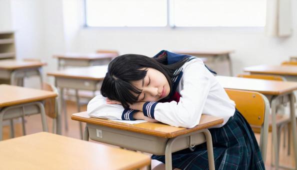 教室で寝る女子高生 教室で寝る女子高生の写真
