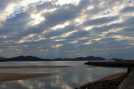 糸島の海岸から見えた曇り空の薄明光線 糸島の海岸から見えた曇り空の薄明光線 糸島,玄界灘,海の写真素材