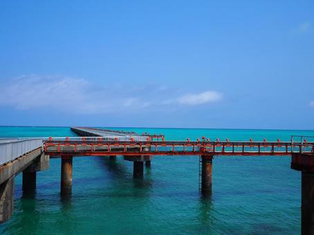 宮古島 宮古島 海,空,橋の写真素材