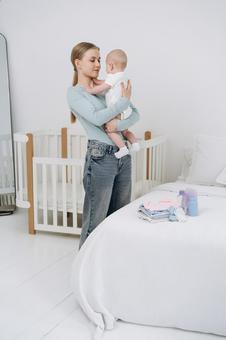 赤ちゃんを縦に抱き向かい合う親子 赤ちゃんを縦に抱き向かい合う親子 女性,赤ちゃん,かわいいの写真素材