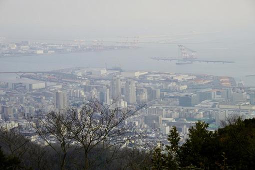 遠く霞むポートアイランドの写真