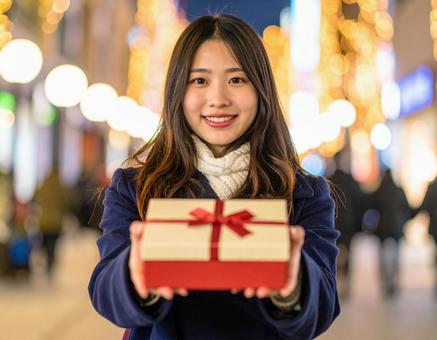 イルミネーション・彼女のプレゼントの写真