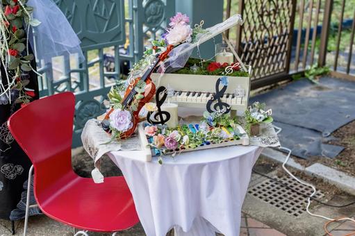 薔薇で飾られたピアノとバイオリン 花,薔薇,ピアノの写真素材