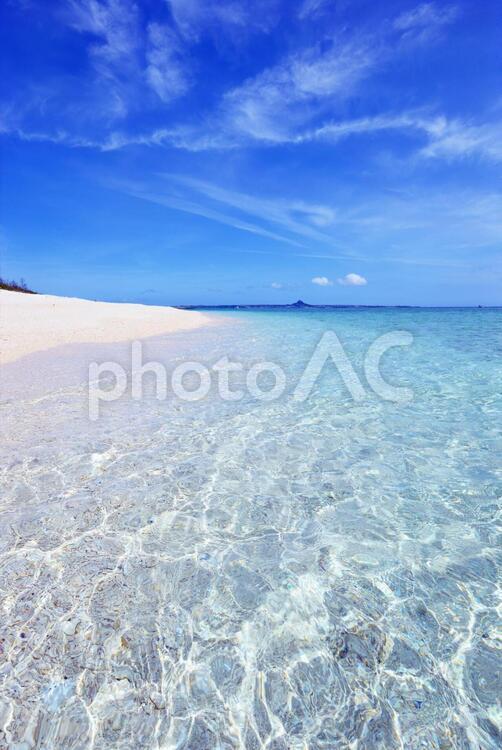透明で美しい沖縄の海と爽やかな空 海,沖縄,自然の写真素材