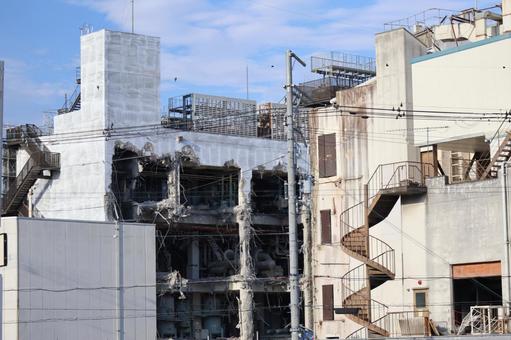 青空と解体中のビルのある街並み 青空,解体中,ビルの写真素材