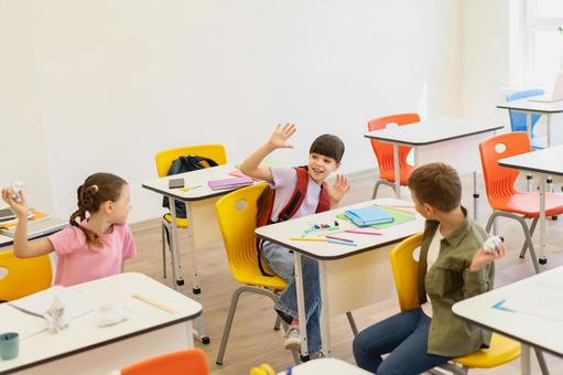 紙くずを投げ合って遊ぶ生徒たち 男の子,女の子,子どもの写真素材