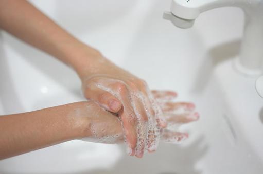 石鹸で手を洗う子供の手 手洗い,泡,子どもの写真素材