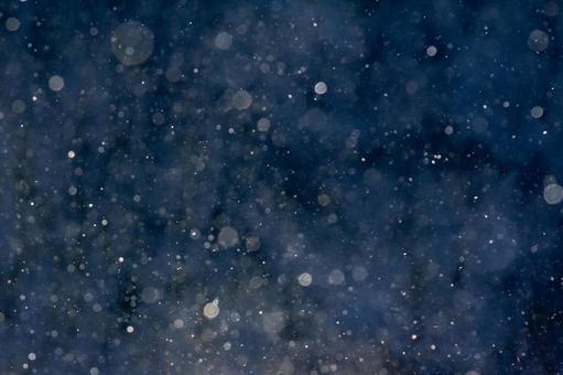 ダイヤモンドダストの煌めき_青背景 ダイヤモンドダスト,冬,雪の写真素材