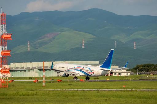 夕焼けに染まる滑走路 夕焼けに染まる滑走路 飛行機,航空機,旅客機の写真素材