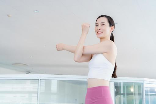 スポーツジムでトレーニングをする若い女性 スポーツジム,フィットネス,ダイエットの写真素材