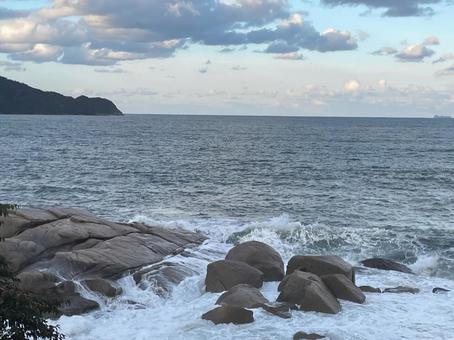 夕暮れの海 夕陽,海,白波の写真素材