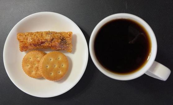 珈琲と田舎おかきとピーナッツバターサンド 珈琲と田舎おかきとピーナッツバターサンドの写真
