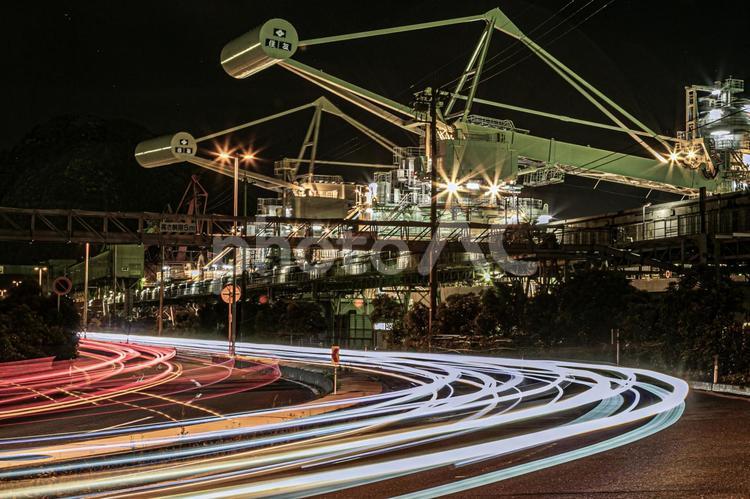 車の軌跡のある工場夜景 工場夜景,工場,夜景の写真素材