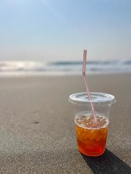 朝の海とアイスティー 朝の海とアイスティーの写真