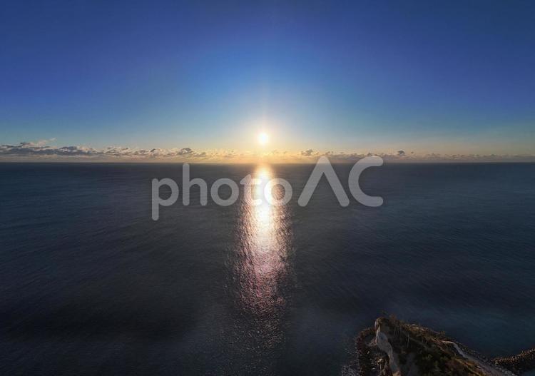 太平洋からの日の出と岬M01 朝日,日の出,空の写真素材