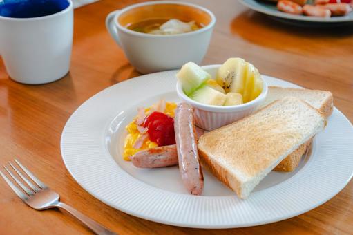 トーストと卵の洋朝食 トーストと卵の洋朝食の写真