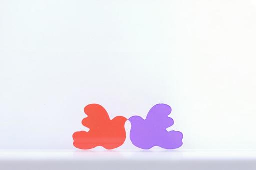 2色の鳩_red&violet 2色の鳩_red&violet 鳥,カラフル,ピースの写真素材