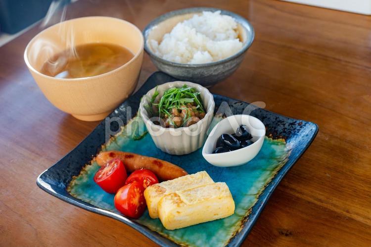 和朝食の定番納豆と卵焼き付き健康的な食事 和食,朝食,朝ごはんの写真素材