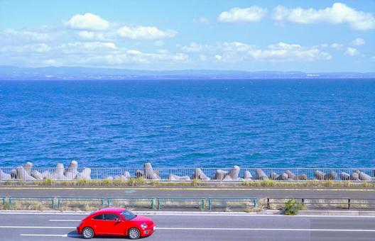 青い海とシーサイドロードの写真