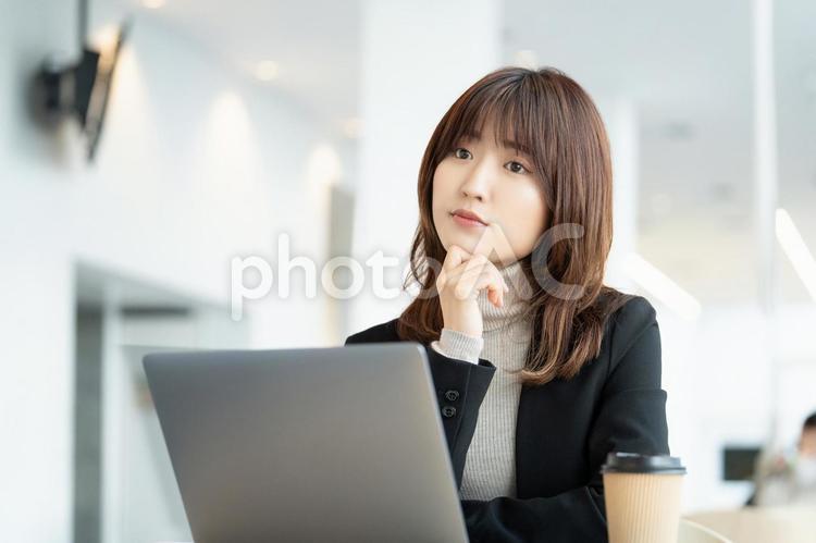 オフィスで考えごとをするビジネスウーマン 女性,ビジネス,ビジネスウーマンの写真素材