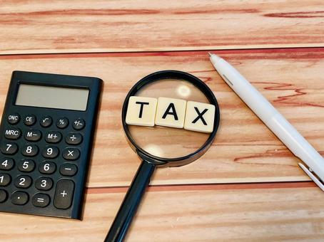 TAXの文字と虫眼鏡、電卓、ペン TAXの文字と虫眼鏡、電卓、ペン 税,税金,電卓の写真素材