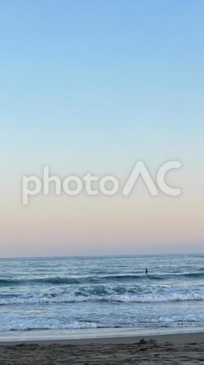 波と優しい夕日 ビーチ,夕暮れ,波の写真素材