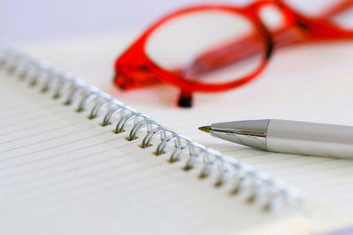 教育イメージ 赤いメガネと筆記用具 教育イメージ 赤いメガネと筆記用具 教育,勉強,学問の写真素材