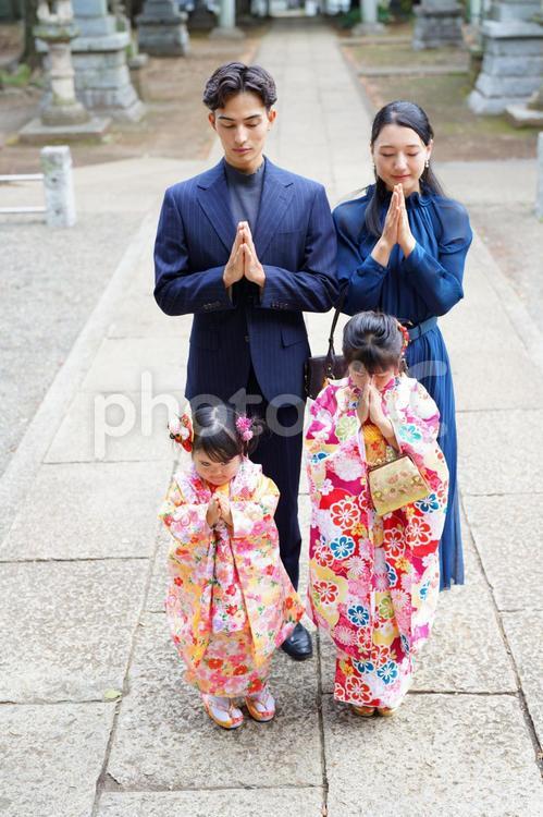 七五三のお参りで真剣に祈る 七五三,お参り,七五三参りの写真素材
