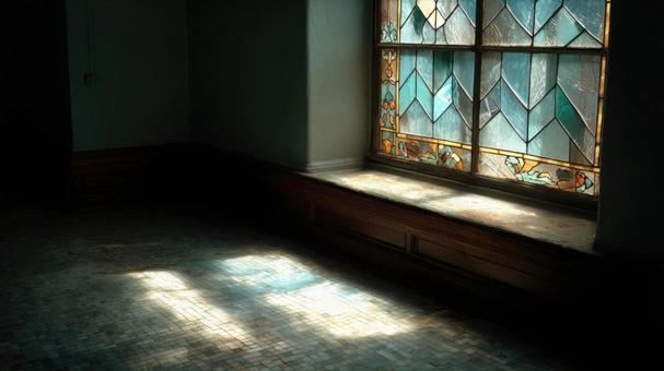 アンティークな窓ガラスのある部屋の写真