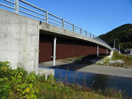 川に架かるコンクリート橋 川に架かるコンクリート橋 橋,川,清流の写真素材