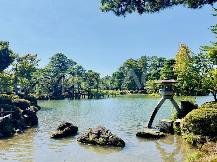水辺に映える灯籠と日本庭園の風景 日本庭園,兼六園,灯籠の写真素材