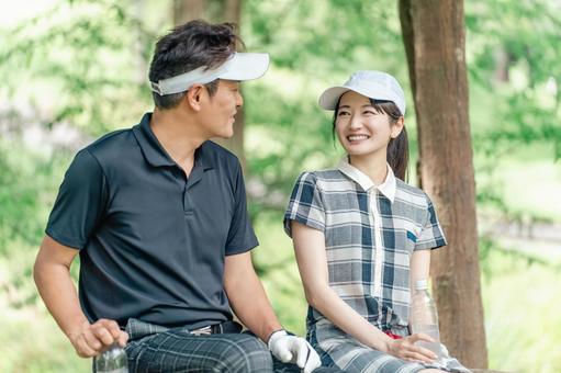 ゴルフ場でゴルフレッスンする男女(休憩) ゴルフ場でゴルフレッスンする男女(休憩) ゴルフ,インストラクター,ゴルフ教室の写真素材