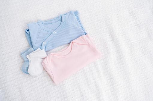 ピンクと青のベビー服 ピンクと青のベビー服 ベビー用品,ベビー服,かわいいの写真素材