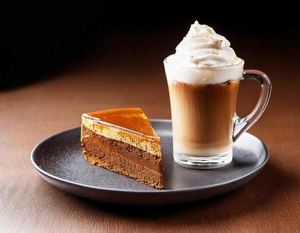 アイスカフェラテとケーキ アイスカフェラテとケーキの写真