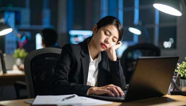 仕事中の疲れた表情のビジネスウーマン 仕事中の疲れた表情のビジネスウーマンの写真