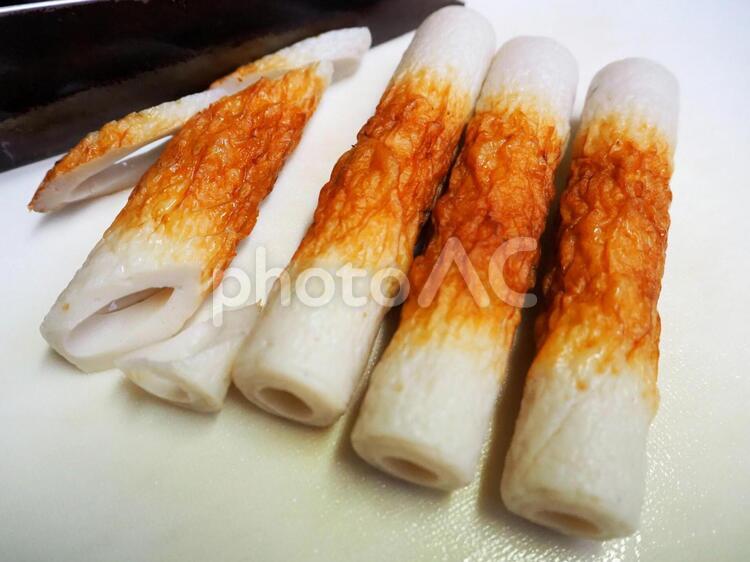 ちくわをカットする ちくわ,竹輪,練り物の写真素材