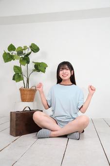 部屋着でリラックスする女性 部屋着でリラックスする女性 女性,若い,20代の写真素材
