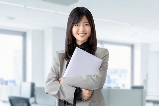 パソコンを持つ女性・ビジネスウーマン 女性,パソコン,笑顔の写真素材