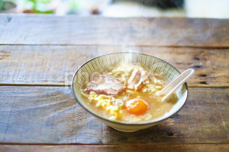 おうちで豚骨ラーメンを食べる ラーメン,豚骨ラーメン,麺の写真素材