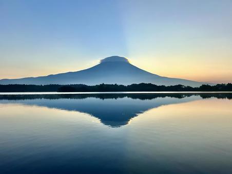 田貫湖と富士山 田貫湖と富士山 富士山,田貫湖,湖の写真素材